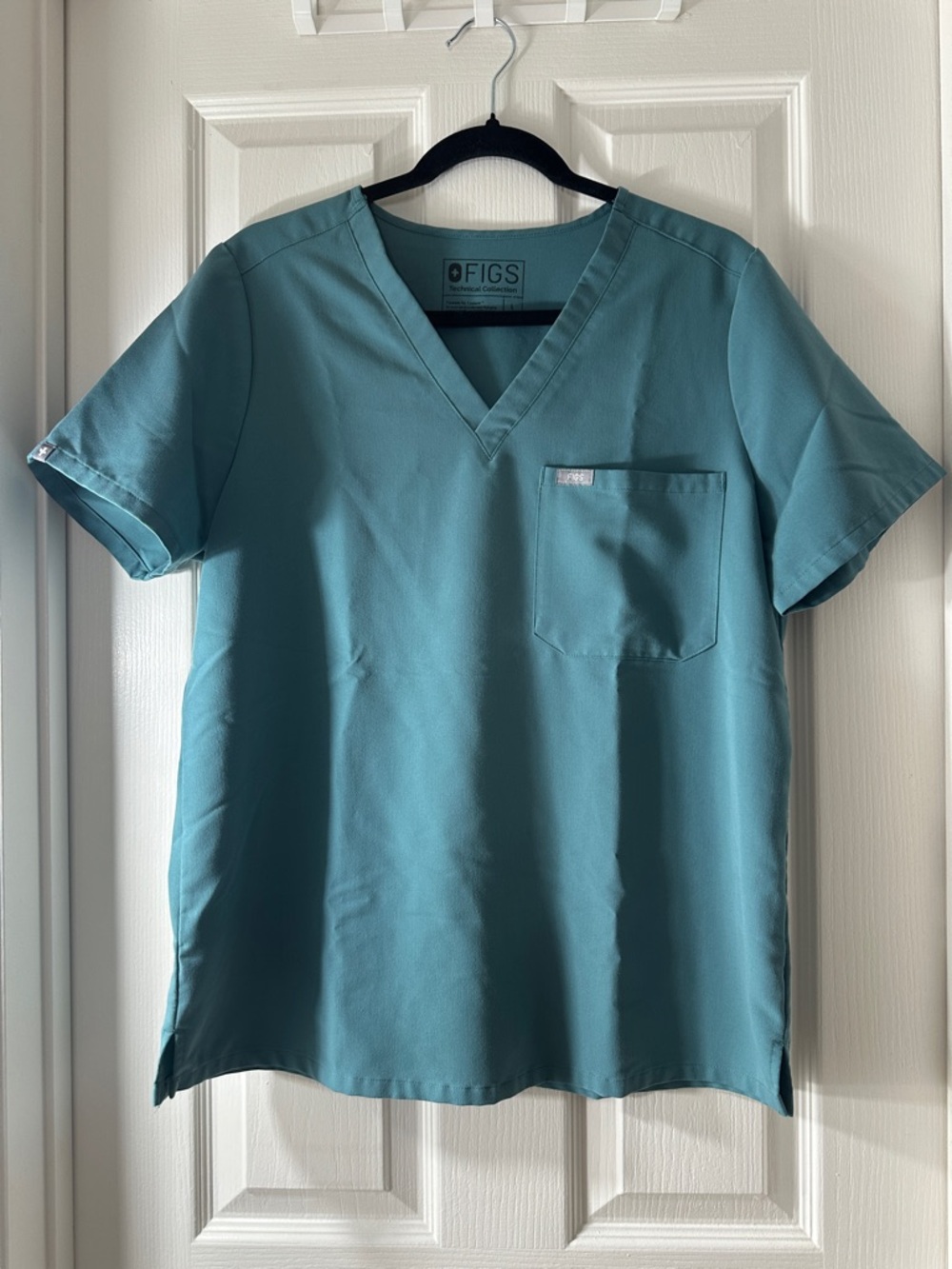 FIGS women’s Teal V-Neck Medical Scrub Top